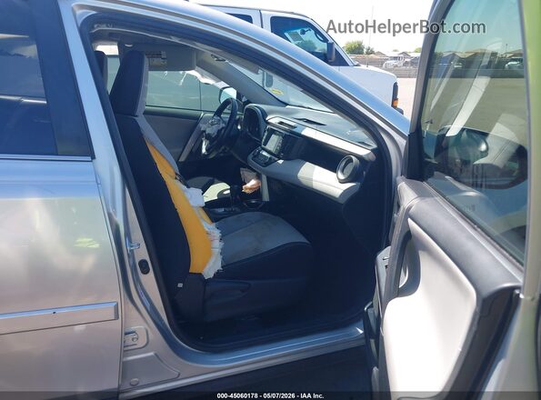 JTMRJREV7GD054699 2016 TOYOTA LE Серебряный Вид салона спереди