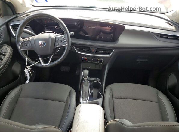 KL4AMBS23RB118705 2024 BUICK ENCORE Бордовый Вид панели приборов