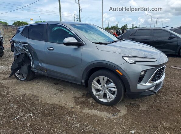 KL4AMBSL6SB131706 2025 BUICK ENCORE Серебряный Передняя правая четверть