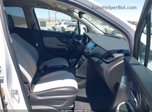 KL4CJASB9JB560954 2018 BUICK ENCORE White Вид салону спереду