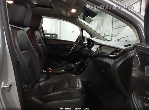 KL4CJCSBXJB645698 2018 BUICK ENCORE Серебряный Вид салона спереди