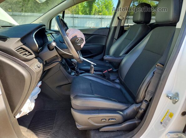 KL4CJESM5NB553790 2022 BUICK ENCORE Белый Вид салона спереди