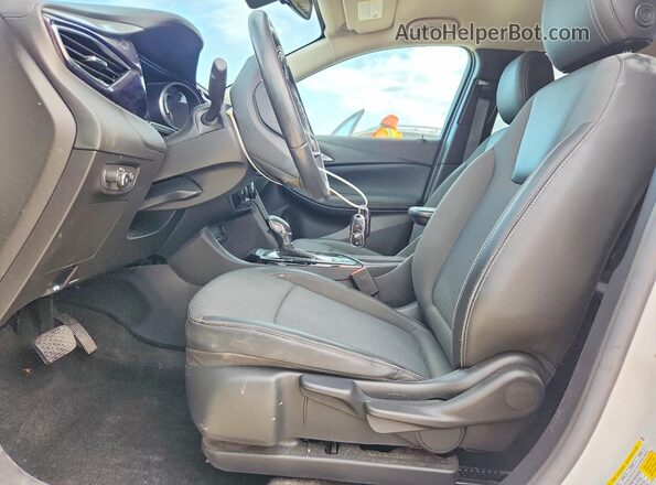 KL4MMBS20PB011458 2023 BUICK ENCORE Белый Вид салона спереди