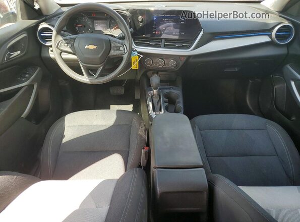 KL77LFE20RC028196 2024 CHEVROLET TRAX Maroon Vista del salpicadero