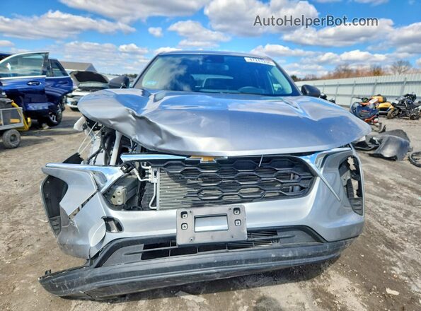KL77LFE20RC213056 2024 CHEVROLET TRAX Silver Widok z przodu