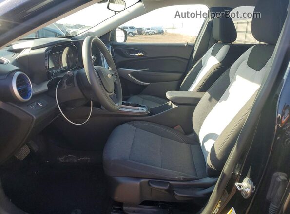 KL77LFE21RC116707 2024 CHEVROLET TRAX Черный Вид салона спереди