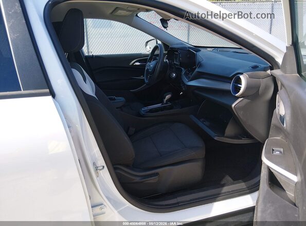 KL77LFE23RC013904 2024 CHEVROLET TRAX White Вид салону спереду