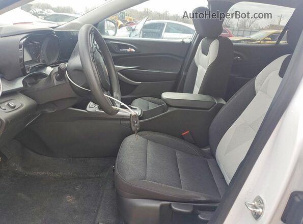 KL77LFE23RC127028 2024 CHEVROLET TRAX Белый Вид салона спереди