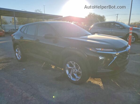KL77LFE23RC135887 2024 CHEVROLET TRAX Черный Передняя правая четверть