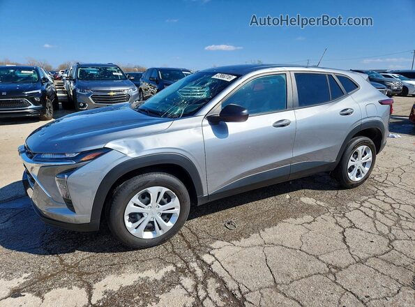 KL77LFE26RC226801 2024 CHEVROLET TRAX Silver Vista tres cuartos delantera izquierda