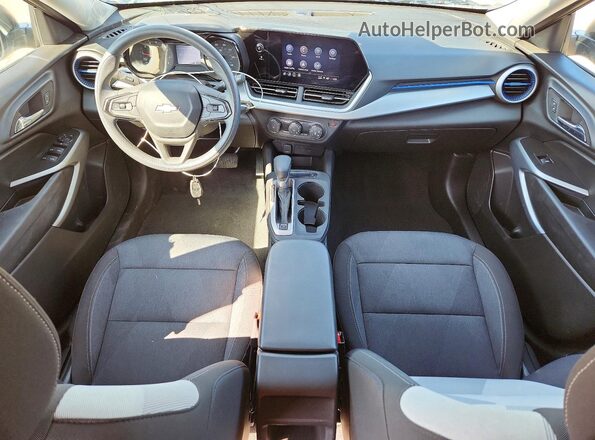 KL77LFE26RC226801 2024 CHEVROLET TRAX Silver Vista del salpicadero
