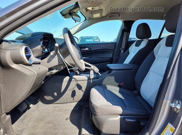 KL77LFE26RC226801 2024 CHEVROLET TRAX Silver Vista interior delantera