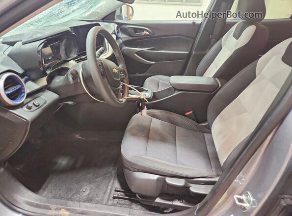KL77LFE27RC122897 2024 CHEVROLET TRAX Серебряный Вид салона спереди