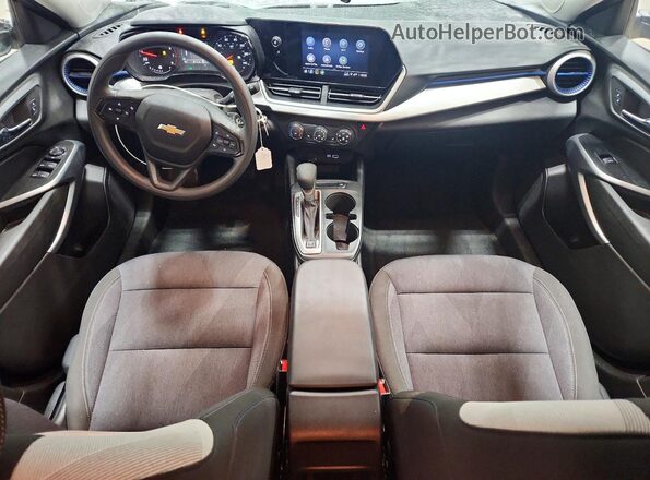 KL77LFE27RC122897 2024 CHEVROLET TRAX Серебряный Вид панели приборов