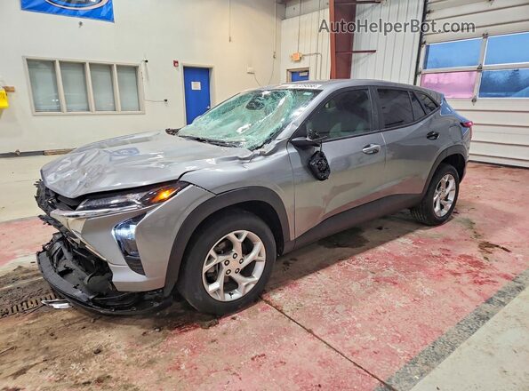 KL77LFE27RC122897 2024 CHEVROLET TRAX Серебряный Передняя левая четверть