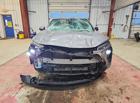 KL77LFE27RC122897 2024 CHEVROLET TRAX Серебряный Вид спереди