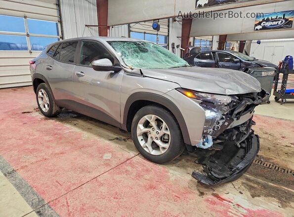KL77LFE27RC122897 2024 CHEVROLET TRAX Серебряный Передняя правая четверть