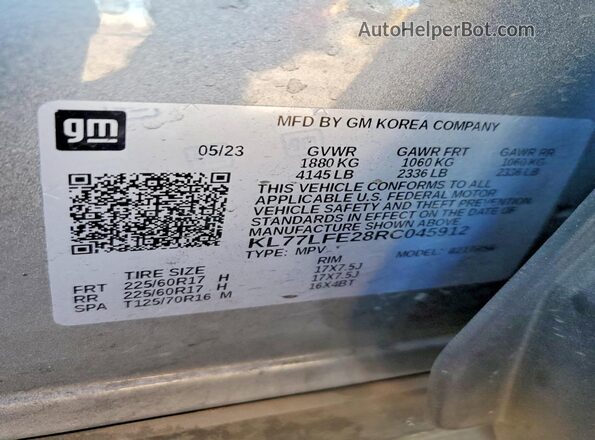 KL77LFE28RC045912 2024 CHEVROLET TRAX Silver Widok naklejki z numerem VIN