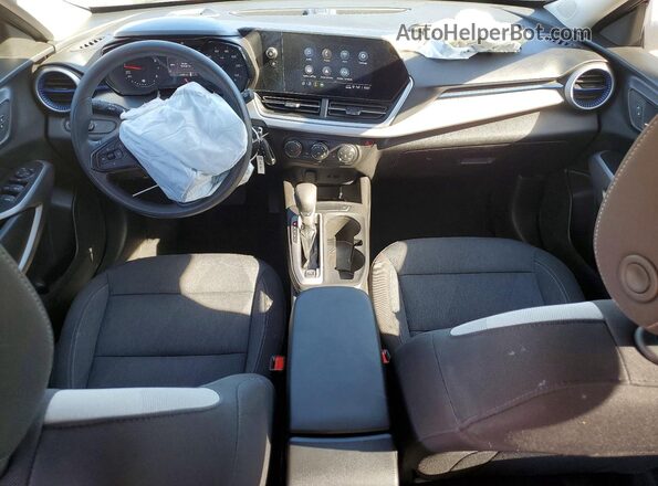 KL77LFE28RC045912 2024 CHEVROLET TRAX Silver Widok deski rozdzielczej