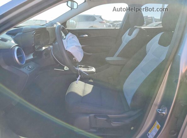 KL77LFE28RC045912 2024 CHEVROLET TRAX Silver Widok wnętrza z przodu