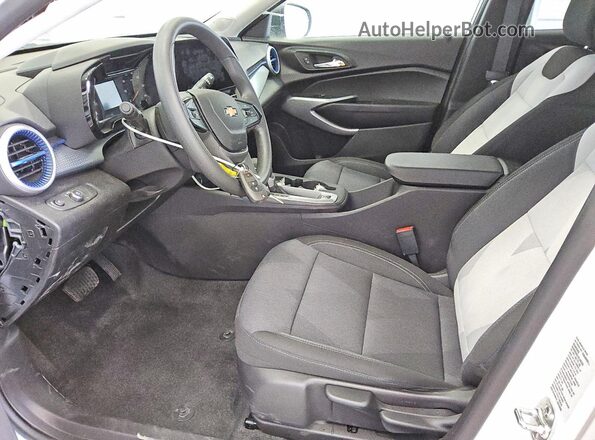 KL77LFEP1SC183874 2025 CHEVROLET TRAX Белый Вид салона спереди