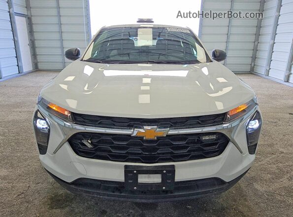 KL77LFEP1SC183874 2025 CHEVROLET TRAX Белый Вид спереди