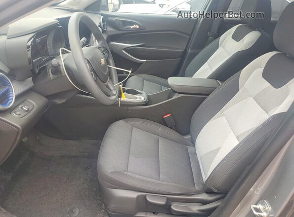 KL77LFEP2SC154979 2025 CHEVROLET TRAX Серебряный Вид салона спереди