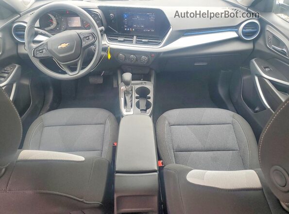 KL77LFEP2SC154979 2025 CHEVROLET TRAX Серебряный Вид панели приборов