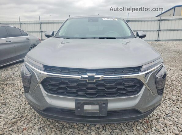 KL77LFEP2SC154979 2025 CHEVROLET TRAX Серебряный Вид спереди