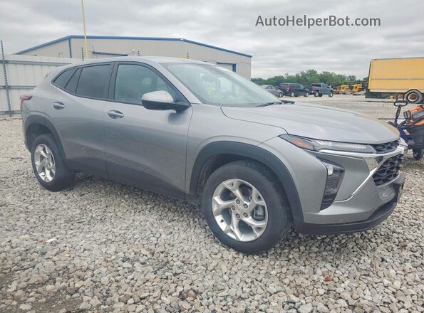 KL77LFEP2SC154979 2025 CHEVROLET TRAX Серебряный Передняя правая четверть