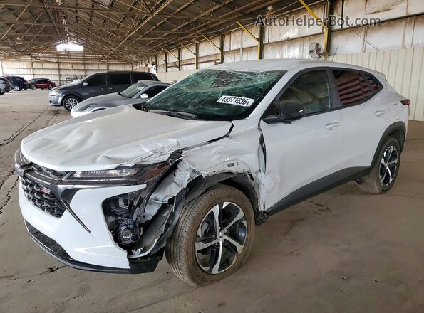 KL77LGE20RC159957 2024 CHEVROLET TRAX White წინა მარცხენა ხედი სამი მეოთხედიდან