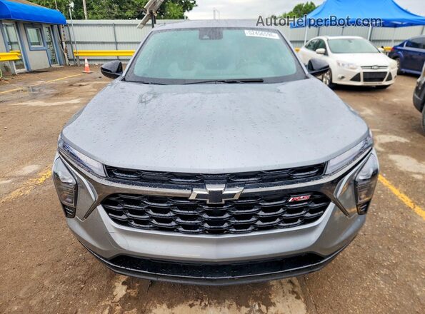 KL77LGE21RC218949 2024 CHEVROLET TRAX Silver Вид спереду