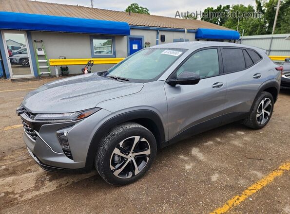 KL77LGE21RC218949 2024 CHEVROLET TRAX Silver Передня ліва чверть