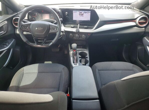 KL77LGE28RC106875 2024 CHEVROLET TRAX Черный Вид панели приборов