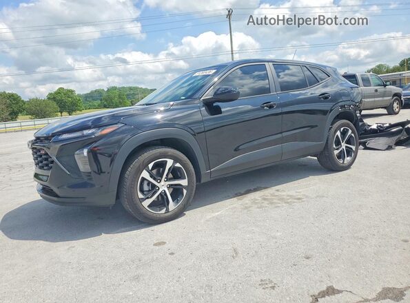 KL77LGE28RC106875 2024 CHEVROLET TRAX Черный Передняя левая четверть