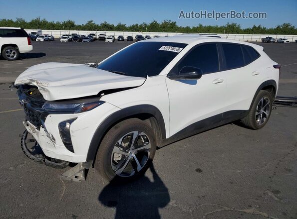 KL77LGE28RC198165 2024 CHEVROLET TRAX Белый Передняя левая четверть