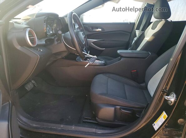 KL77LGE28RC208550 2024 CHEVROLET TRAX Черный Вид салона спереди