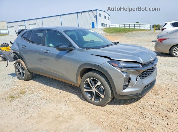 KL77LGEP2SC249838 2025 CHEVROLET TRAX Gray Передня права чверть