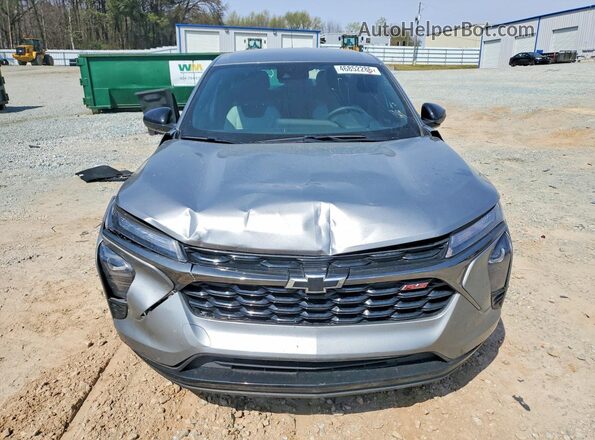 KL77LGEP2SC249838 2025 CHEVROLET TRAX Gray Вид спереду