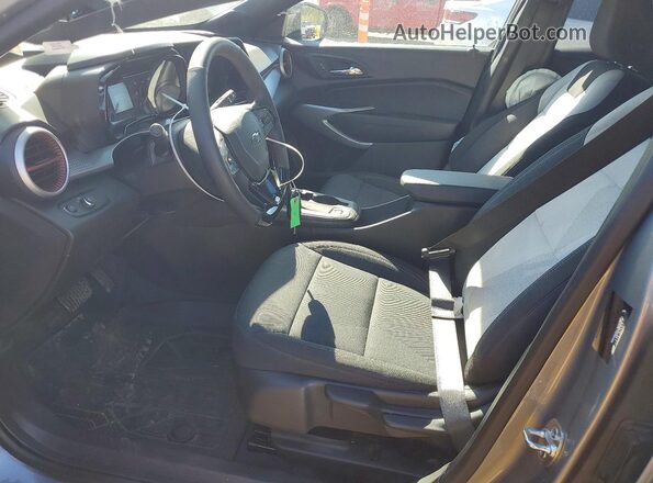 KL77LGEP7SC296704 2025 CHEVROLET TRAX Серый Вид салона спереди