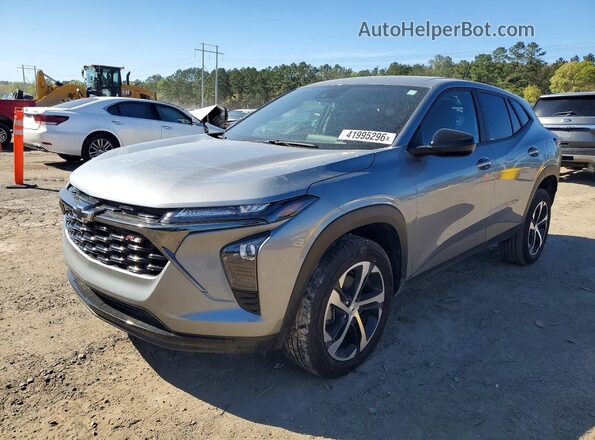 KL77LGEP7SC296704 2025 CHEVROLET TRAX Серый Передняя левая четверть