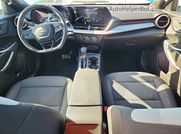 KL77LGEP9SC330903 2025 CHEVROLET TRAX Синий Вид панели приборов