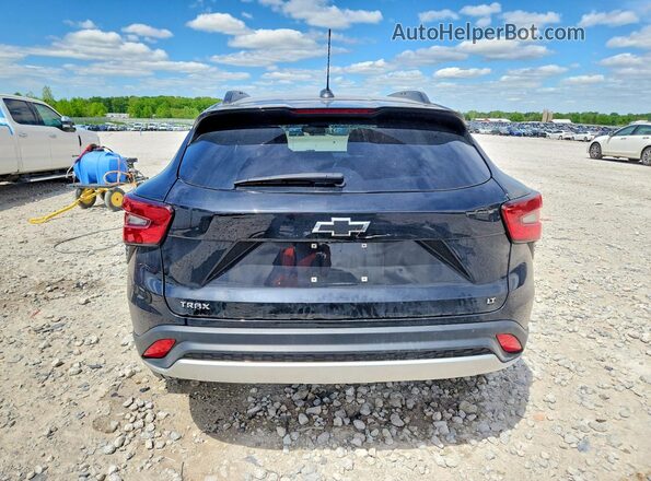 KL77LHE20RC002256 2024 CHEVROLET TRAX Черный Вид сзади