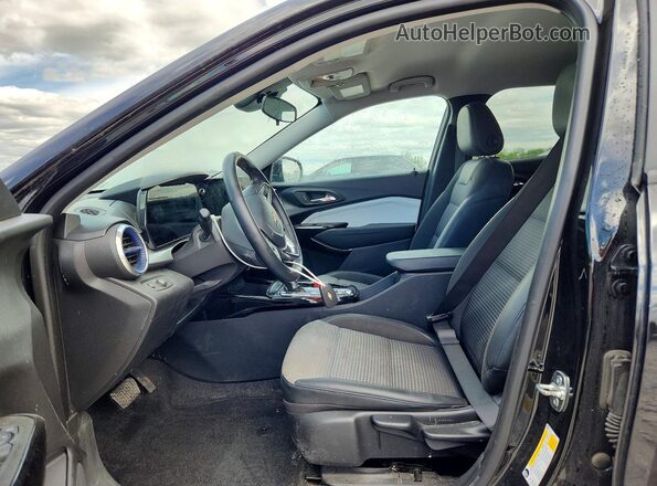 KL77LHE20RC002256 2024 CHEVROLET TRAX Черный Вид салона спереди