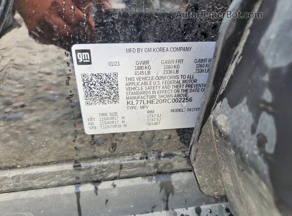 KL77LHE20RC002256 2024 CHEVROLET TRAX Черный Вид наклейки с VIN-кодом
