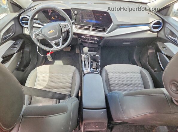 KL77LHE20RC002256 2024 CHEVROLET TRAX Черный Вид панели приборов