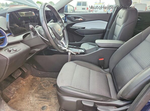 KL77LHE20RC225848 2024 CHEVROLET TRAX Синий Вид салона спереди