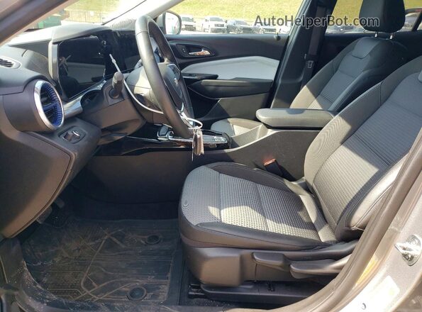 KL77LHE22RC064113 2024 CHEVROLET TRAX Серебряный Вид салона спереди