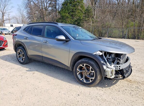 KL77LHE22RC064113 2024 CHEVROLET TRAX Серебряный Передняя правая четверть