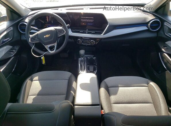 KL77LHE22RC064113 2024 CHEVROLET TRAX Серебряный Вид панели приборов